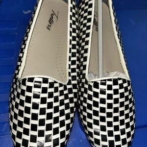 Trotters 8.5w, Black and white woven leather, brand. New condition.